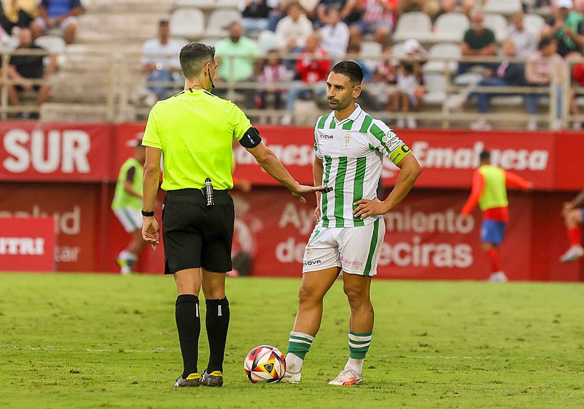 Kike Márquez conversa con el árbitro del partido ante el Algeciras en el Nuevo Mirador