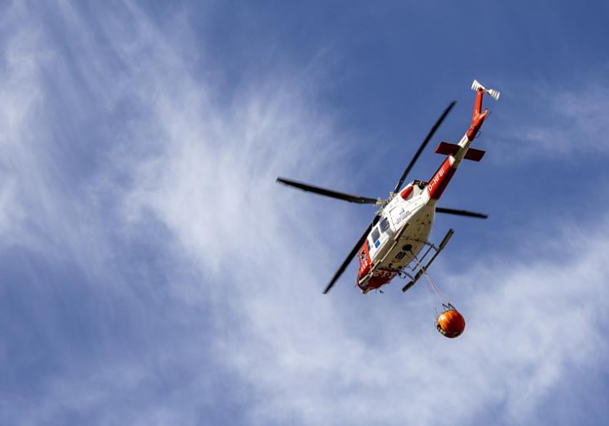 Un helicóptero trabaja en la reactivación del incendio en Tenerife