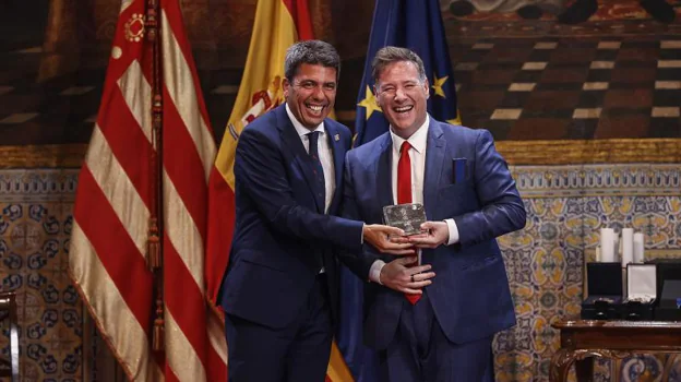 Carlos Mazón entrega al humorista Carlos Latre el premio Embajador de la Comunidad Valenciana