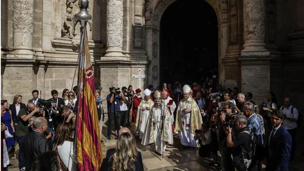 Imagen de la Real Senyera a la entrada de la Catedral de Valencia