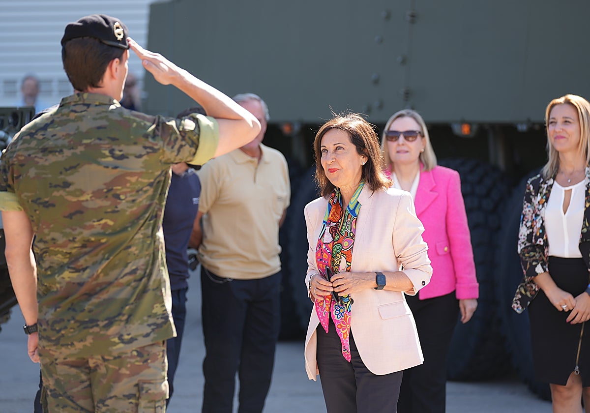 La ministra de Defensa, Margarita Robles, en una visita a la fábrica Santa Bárbara
