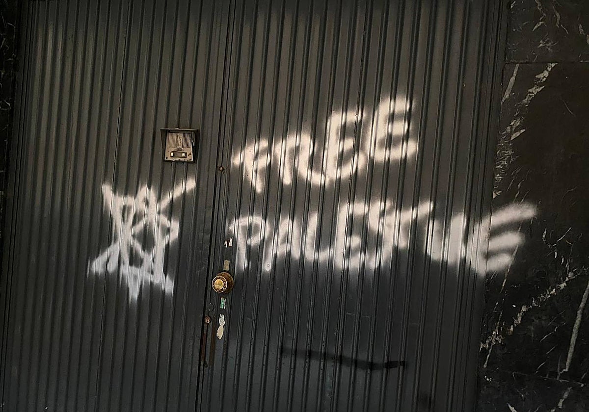 Pintada en el exterior de una sinagoga de Madrid