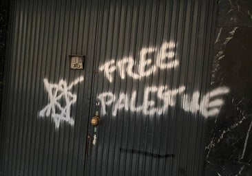 Refuerzan la vigilancia en sinagogas y edificios israelíes en Madrid tras la aparición de una pintada antisemita