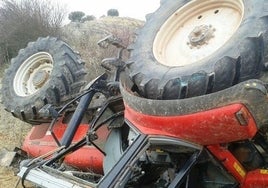 Muere el conductor de 50 años de un tractor tras el choque con un camión en Casas Ibáñez