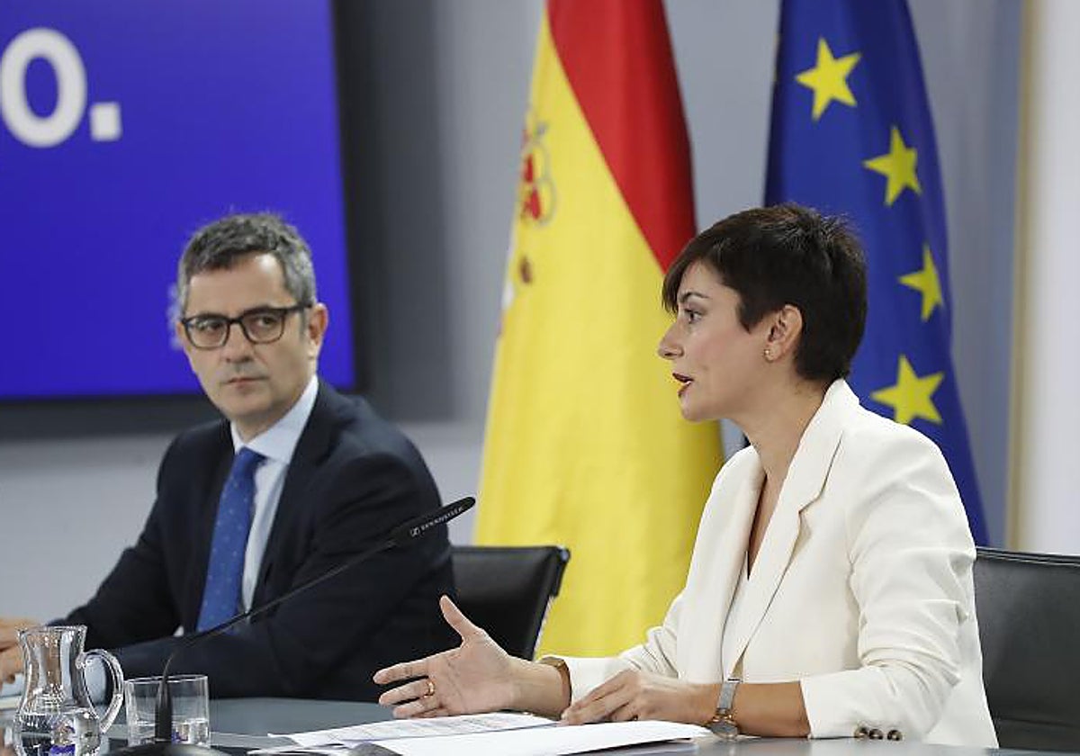 Félix Bolaños e Isabel Gutiérrez, este martes en la rueda de prensa posterior al Consejo de Ministros