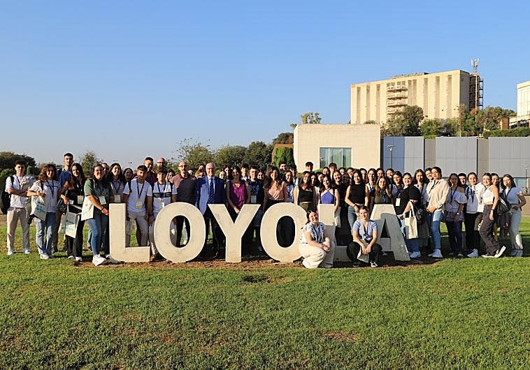 Los estudiantes de Enfermería, junto al decano de Ciencias de la Salud, en el campus de Loyola en Córdoba