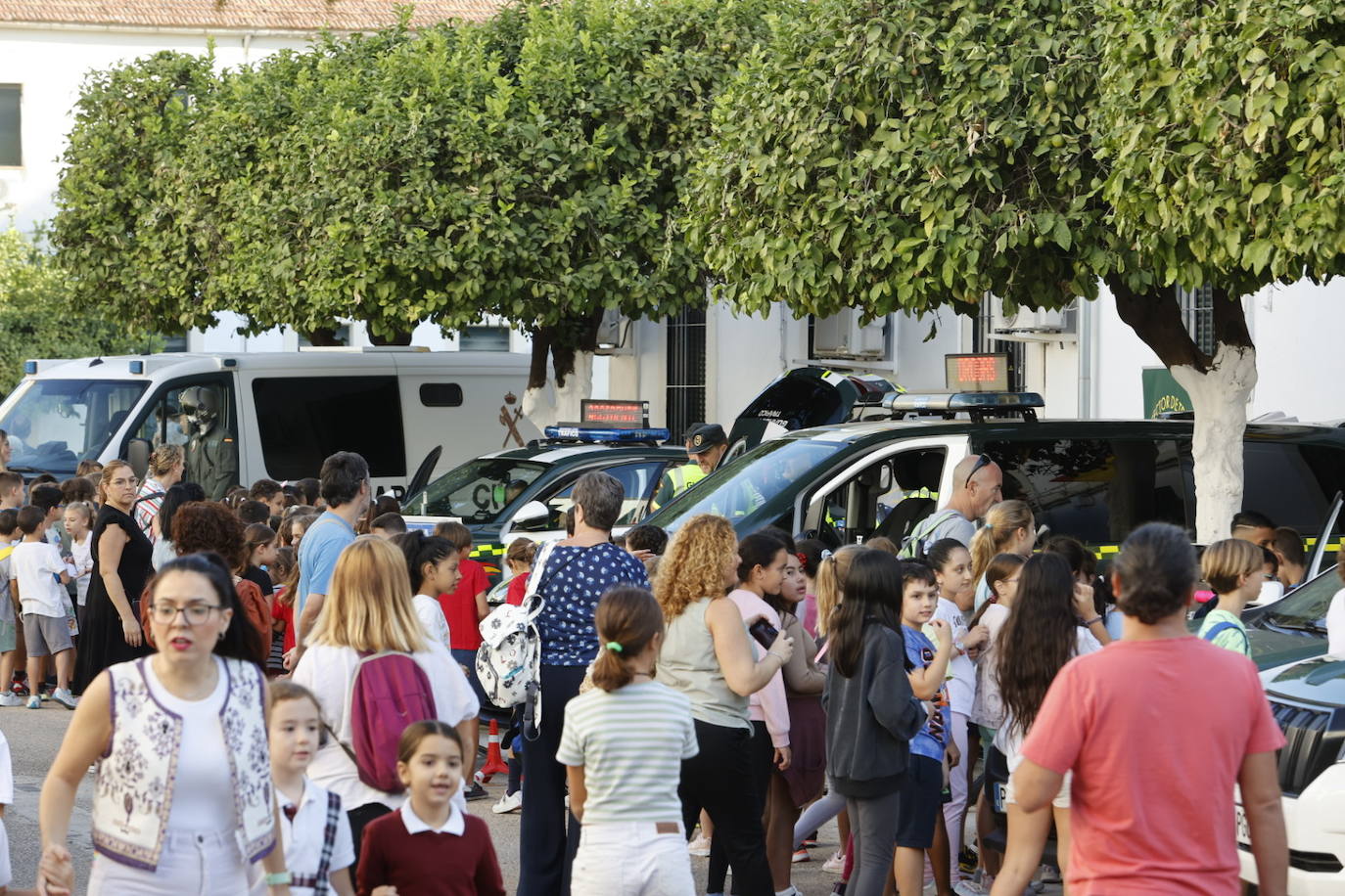 Fotos: los más pequeños disfrutan con la exposición de medios de la Guardia Civil de Córdoba