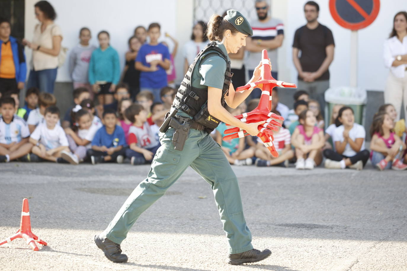 Fotos: los más pequeños disfrutan con la exposición de medios de la Guardia Civil de Córdoba