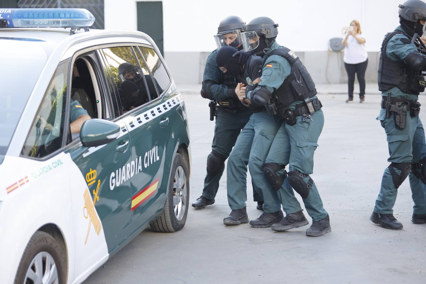 Fotos: los más pequeños disfrutan con la exposición de medios de la Guardia Civil de Córdoba
