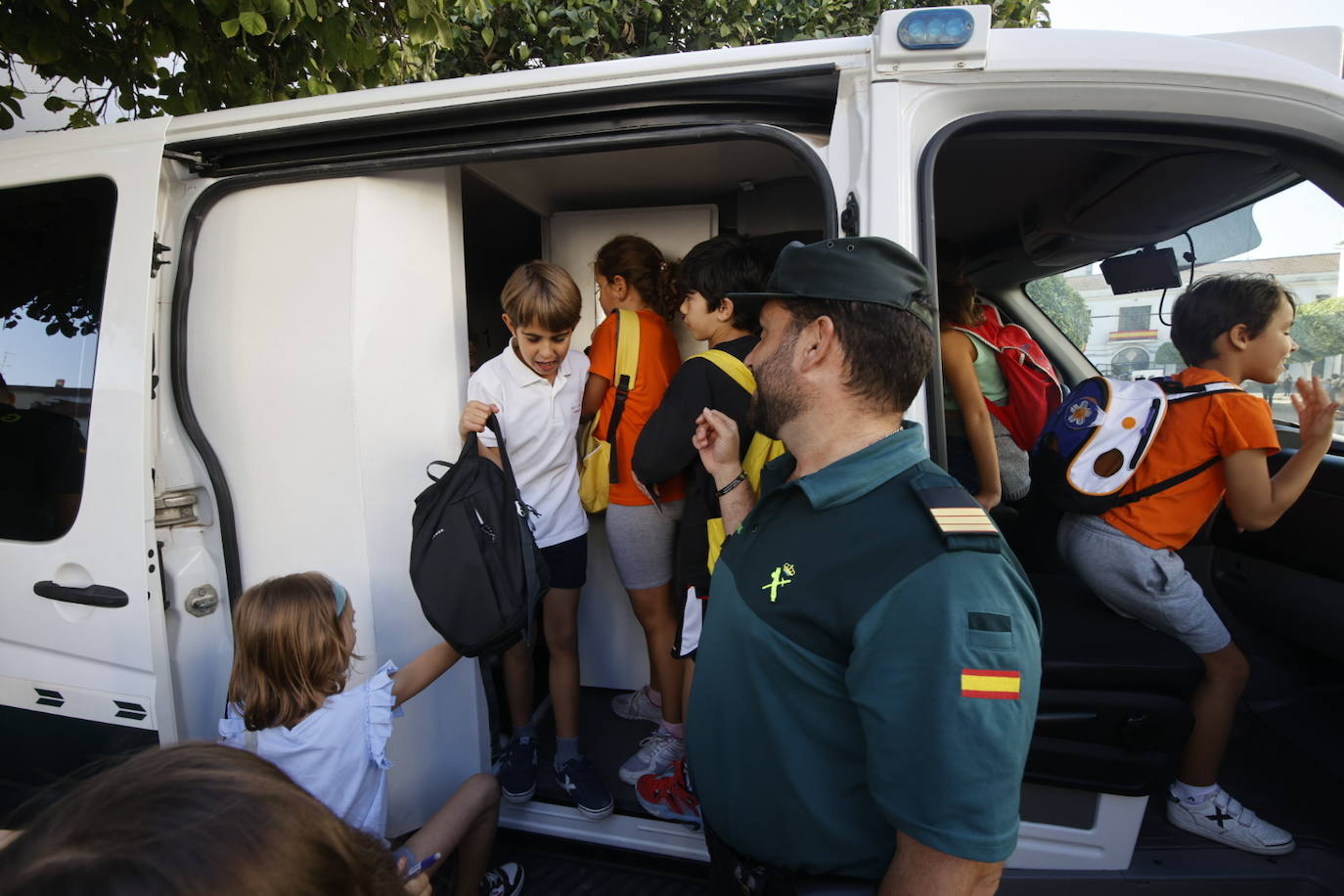 Fotos: los más pequeños disfrutan con la exposición de medios de la Guardia Civil de Córdoba