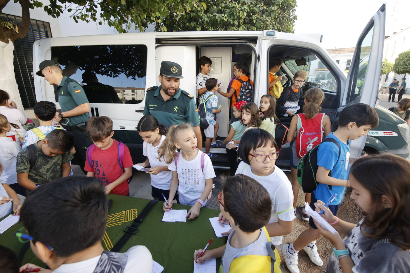 Fotos: los más pequeños disfrutan con la exposición de medios de la Guardia Civil de Córdoba