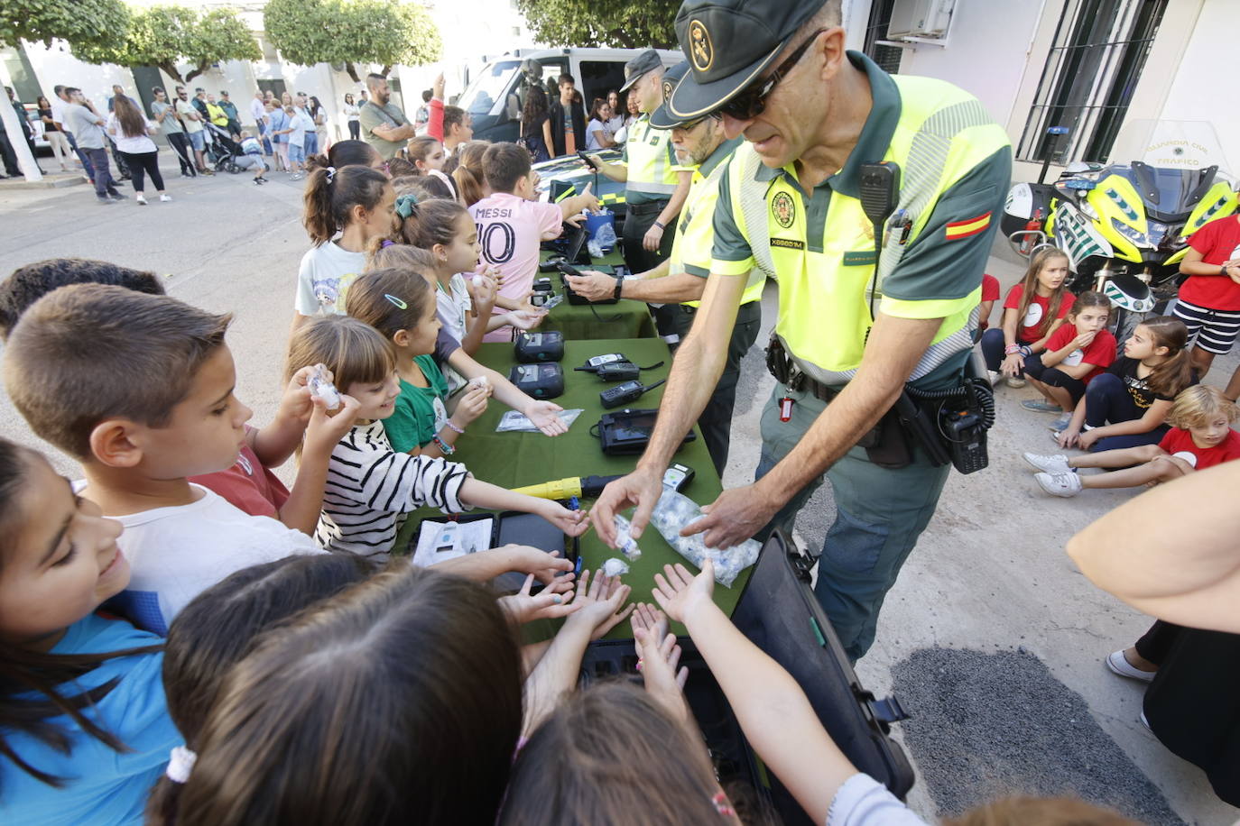 Fotos: los más pequeños disfrutan con la exposición de medios de la Guardia Civil de Córdoba