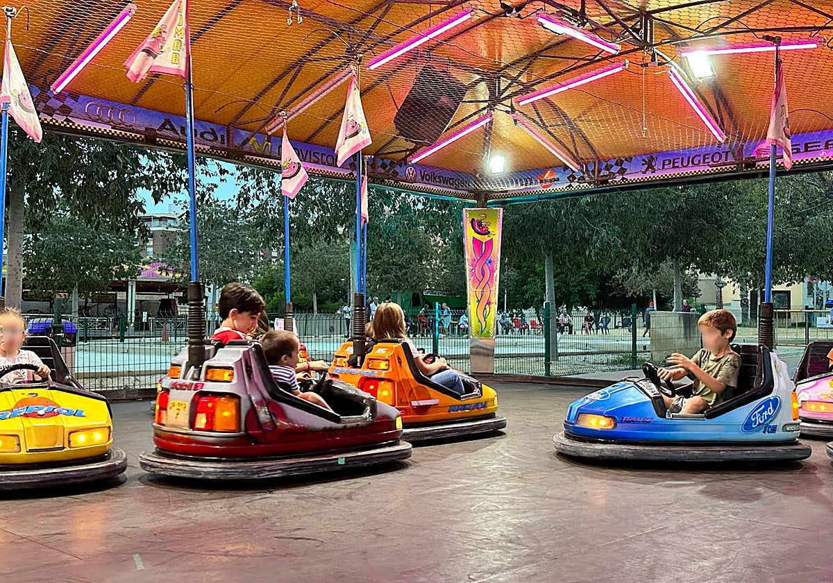 Una de las atracciones de feria que funcionan en las fiestas de El Campello.