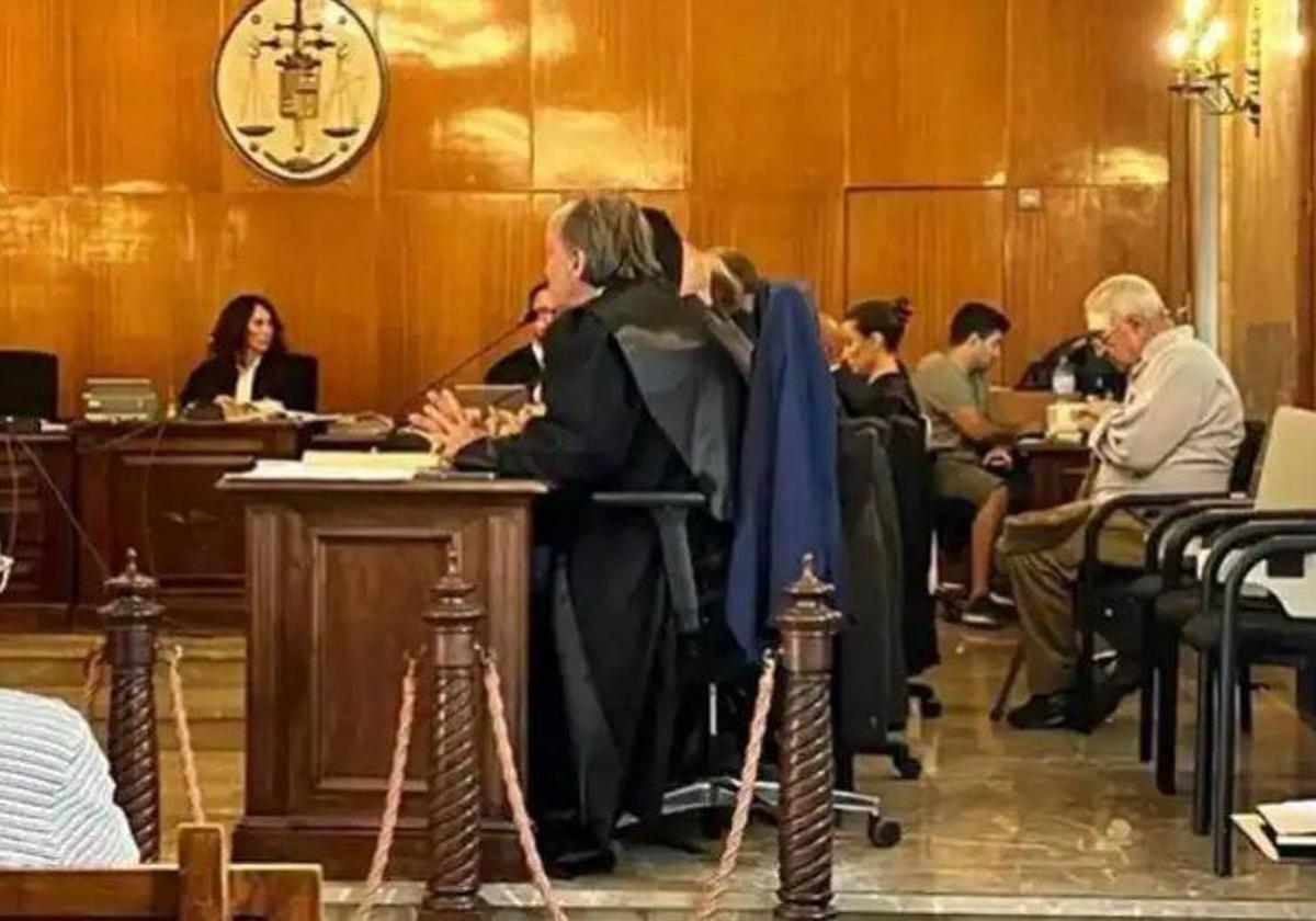 A la derecha, el anciano que mató a un ladrón que asaltó su casa en Porreres en 2018