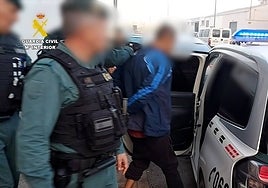 Arrestan por robar y apedrear las ventanillas de varios coches a dos hermanos con 60 detenciones a sus espaldas