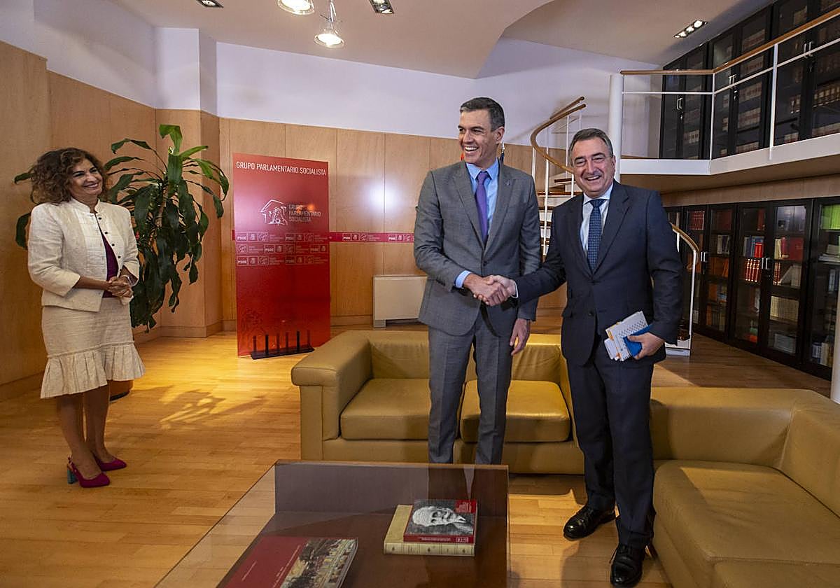 Sánchez y Esteban se saludan antes de la reunión en el Congreso, junto a la ministra de Hacienda