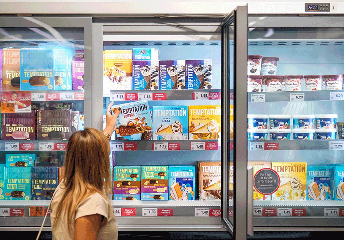 Una mujer compra en la sección de congelados de un supermercado Dia