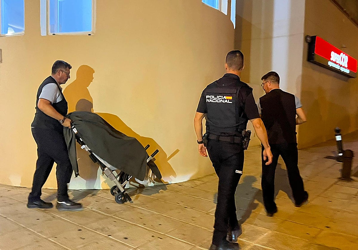 Salida de uno de los cadáveres del edificio donde se cometió el crimen