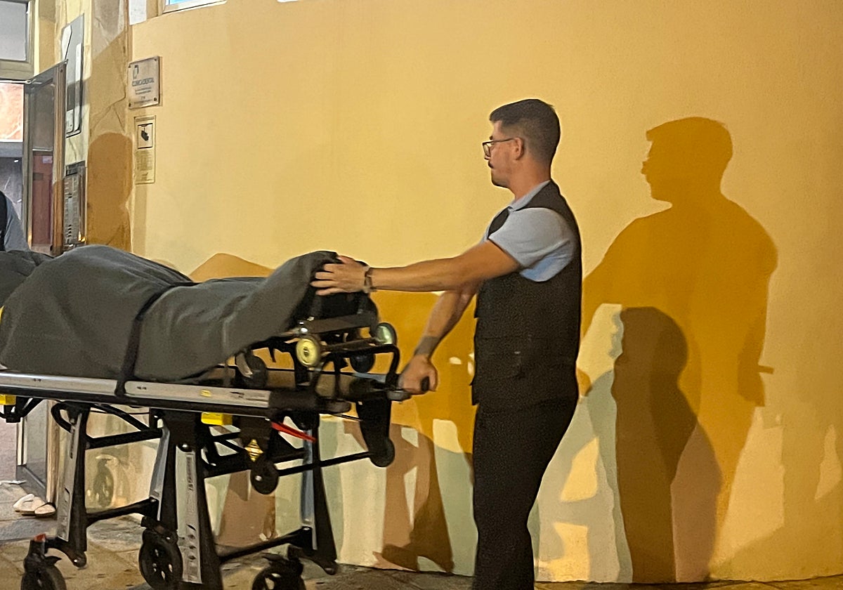 Salida de uno de los cadáveres del piso