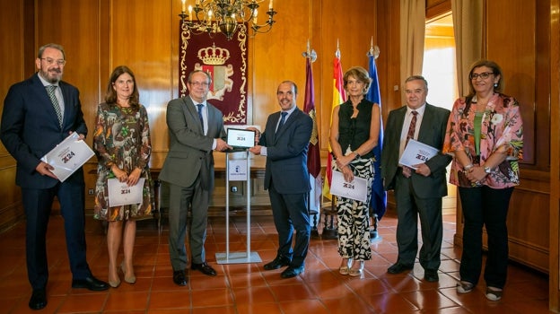 Entrega del Proyecto de Ley de Presupuestos del consejero de Hacienda al presidente de las Cortes