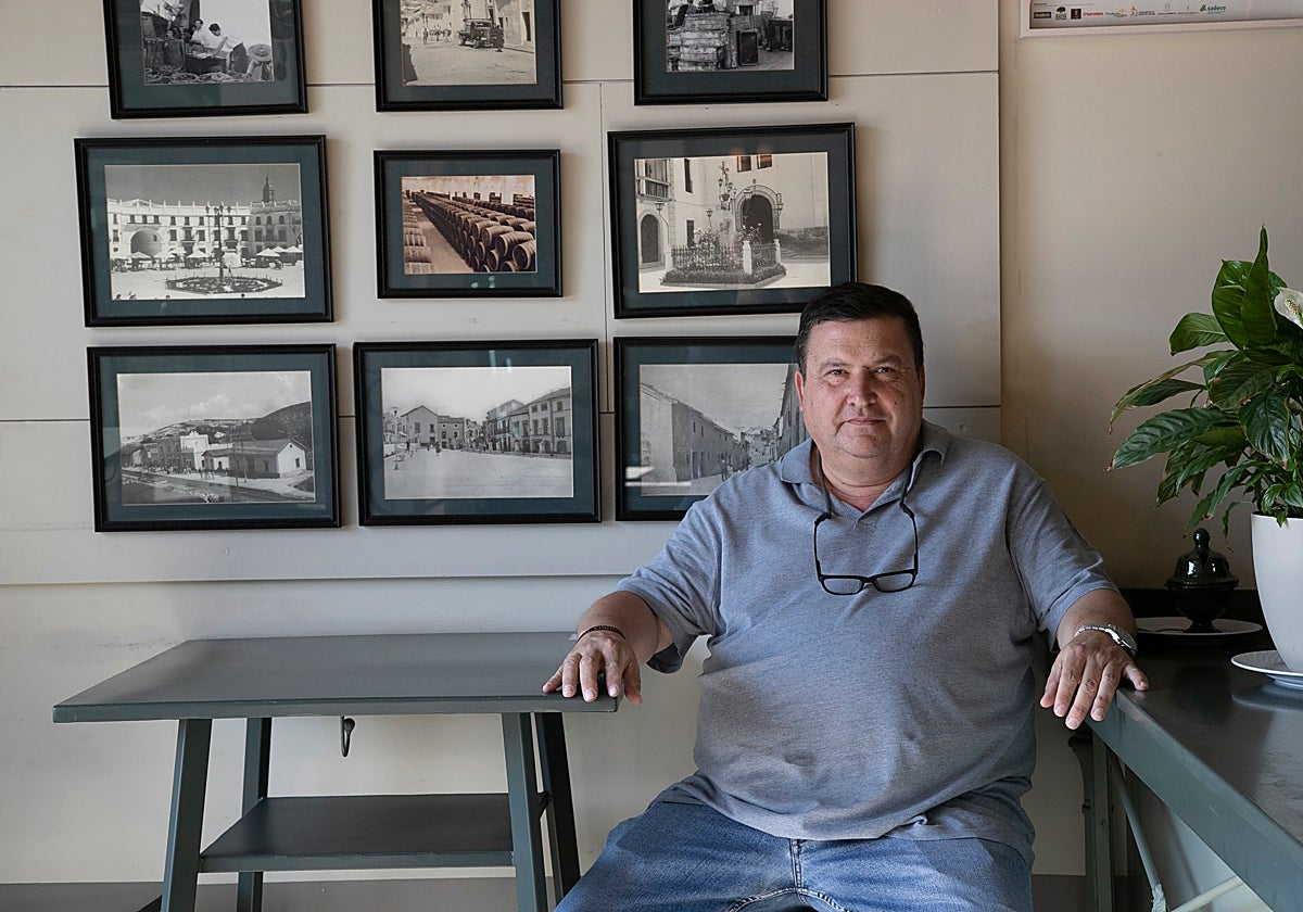 Rafael Fuillerat, propietario de Misa de 12, en el Rincón de Entrecalles de su taberna