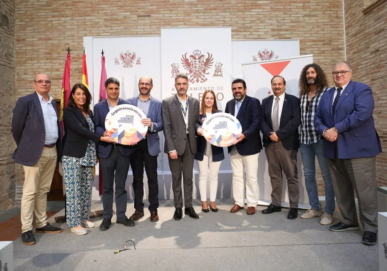 Los hosteleros, con los concejales del Ayuntamiento de Toledo