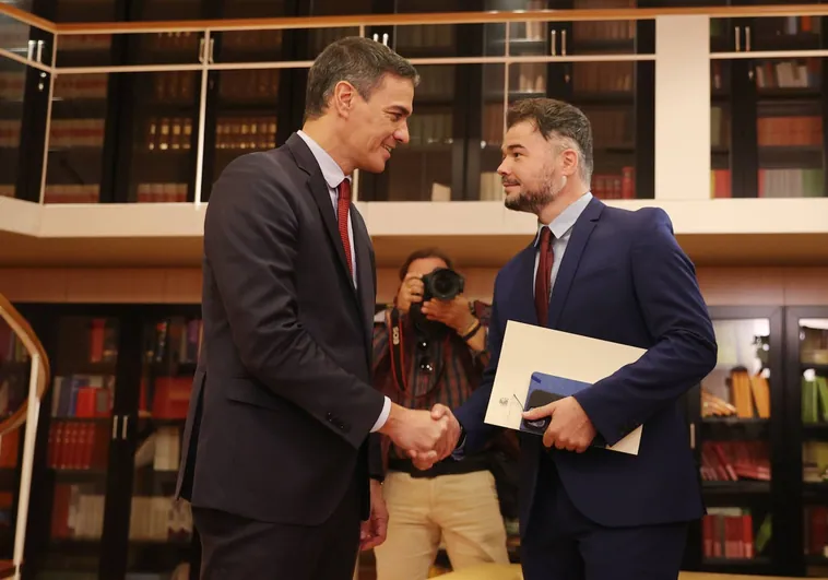 El candidato a presidir el Gobierno, Pedro Sánchez, saluda al portavoz de ERC en el Congreso, Gabriel Rufián, antes de su reunión en el marco de la ronda de contactos para su investidura