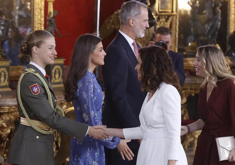 La princesa Leonor saluda a la presidenta de la Comunidad de Madrid, Isabel Diaz Ayuso durante la recepción oficial después del desfile del Día de la Fiesta Nacional