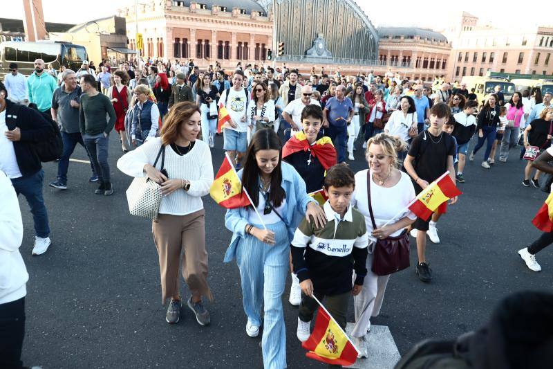 Decenas de ciudadanos acudiendo al desfile, que este año no se ha celebrado en el Paseo de la Castellana