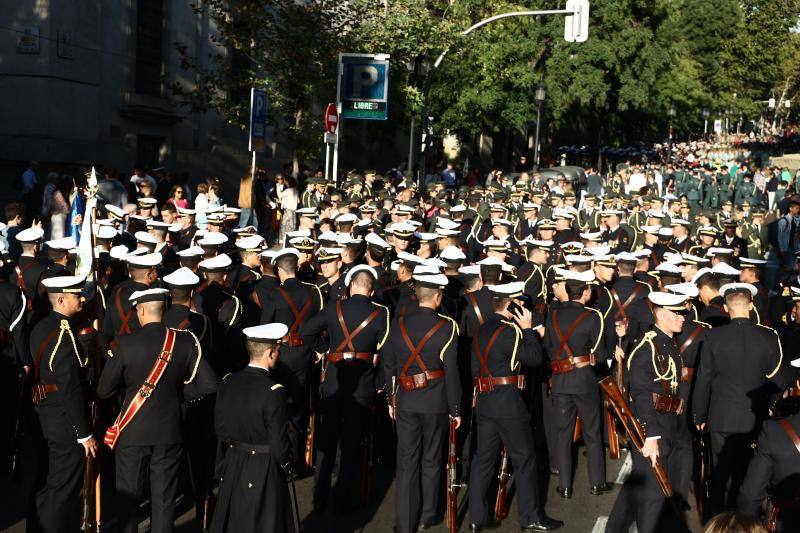 Decenas de militares de las Fuerzas Armadas, esperando al inicio del desfile