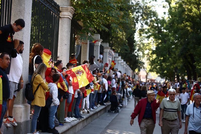 Muchos ciudadanos han acudido a la cita con banderas y símbolos nacionales