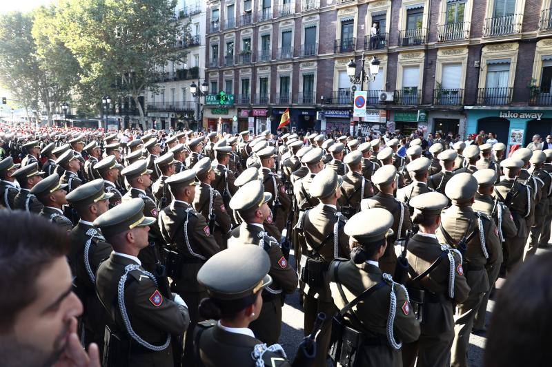 Decenas de militares, esperando al inicio del desfile, que ha arrancado pasadas las 11 horas