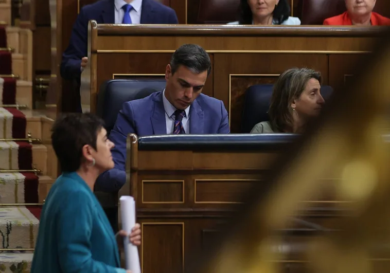 La portavoz de Bildu en el Congreso, Mertxe Aizpurua, pasa ante el presidente del Gobierno, Pedro Sánchez, en un pleno celebrado en 2022