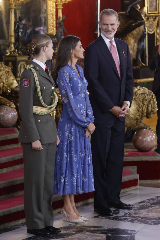 Patxi Líopez y Cuca Gamarra junto a Alberto Núñez Feijóo, que acude al desfile por primera vez como líder del PP y no presidente regional gallego