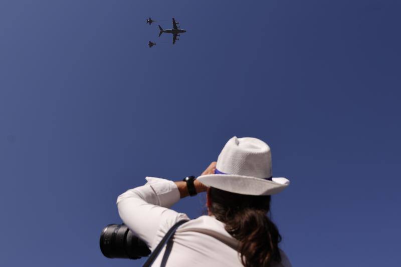 Una ciudadana observa uno de los primeros aviones que ha hecho presencia al evento instituicional