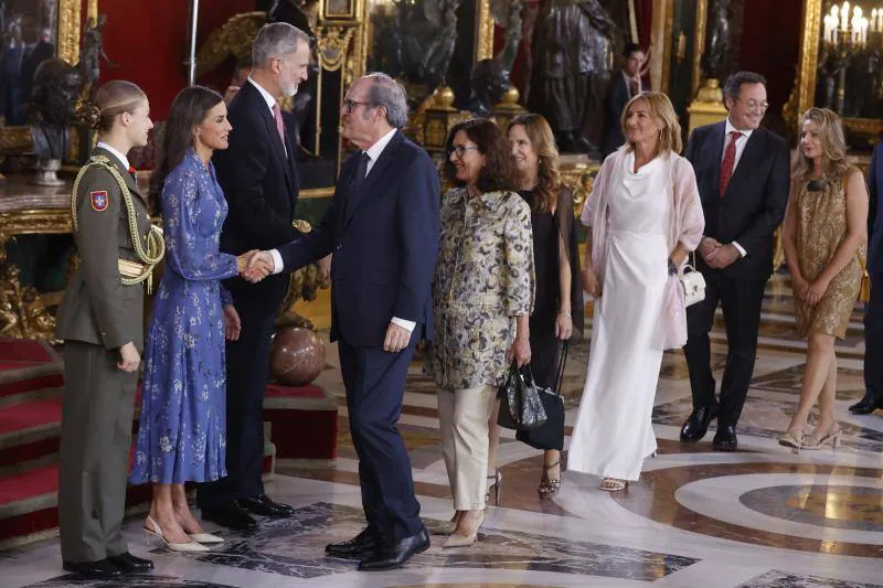 El defensor del pueblo, Ángel Gabilondo, en la imagen saludando a la Reina, también estaba invitado
