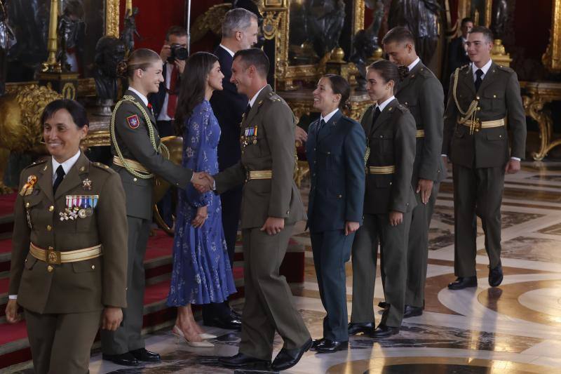 Uno de los momentos más emotivos de la cita en el Palacio Real ha sido cuando un grupo de cadetes que estudian en la Academia Militar de Zaragoza junto a la Princesa Leonor han pasado por el besamanos