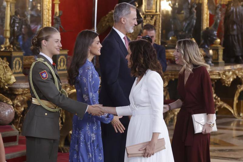 La princesa de Asturias, Leonor, la reina Letizia y el rey Felipe VI , saludando a las presidentas de la Comunidad de Madrid, Isabel Díaz Ayuso y  de Extremadura, María Guardiola 