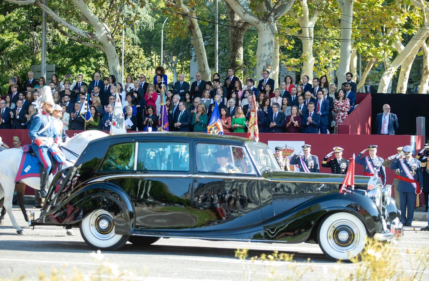 El vehículo oficial de los Reyes, a su llegada a  la plaza de Neptuno