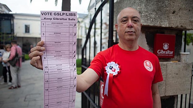 Un interventor muestra las papeletas de la coalición de Picardo