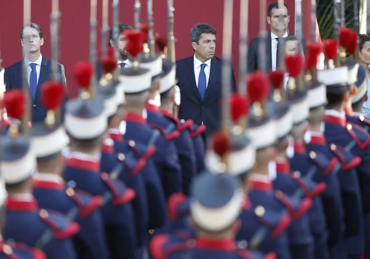 Imagen del presidente de la Generalitat Valenciana, Carlos Mazón, en el desfile de las Fuerzas Armadas