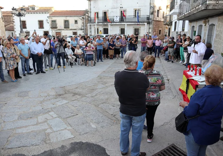 Concentración de vecinos de Palehustan para despedir a Belén