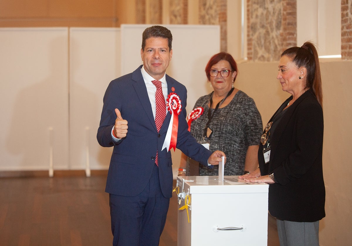 Fabian Picardo, este jueves, depositando su voto