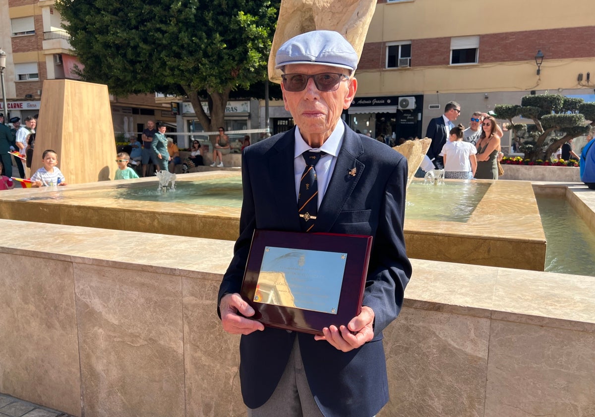 Rafael Jiménez Alarcón con la placa entregada por la Comandancia de Málaga en reconocimiento a sus años de servicio