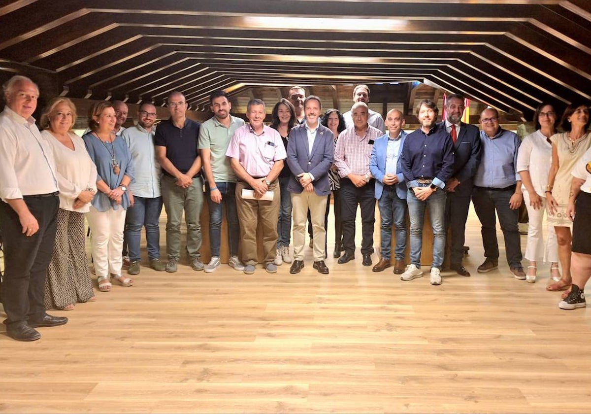 Martín, en el centro, junto a alcaldes de los municipios integrantes de la mancomunidad