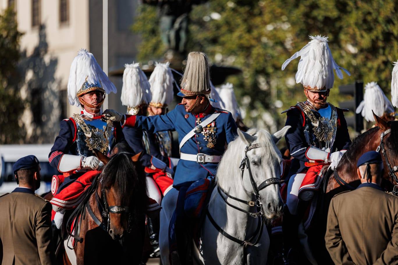 A la cita también han acudido unos 200 militares a caballo, como estos que se estaban preparando antes de empezar la cita militar