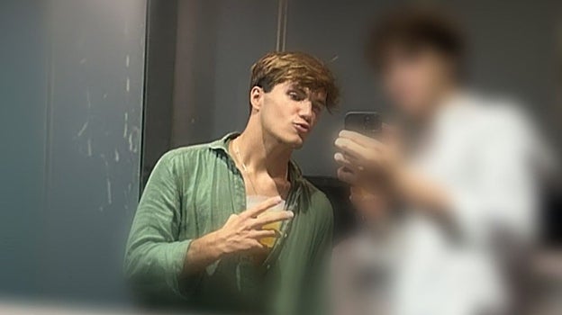 Álvaro Prieto y un amigo se hacen un selfie en la discoteca donde pasaron la noche en Sevilla antes de ir a la estación