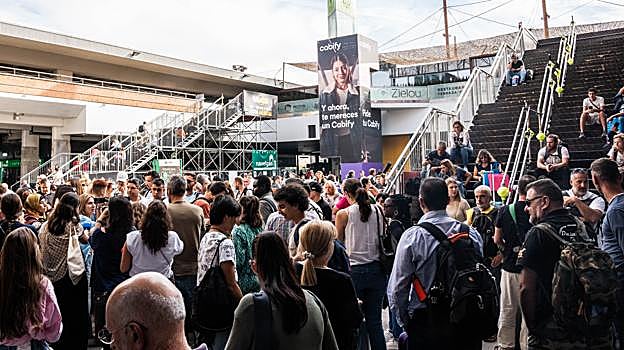 Decenas de personas a las puertas de la estación del tren de Chamartín