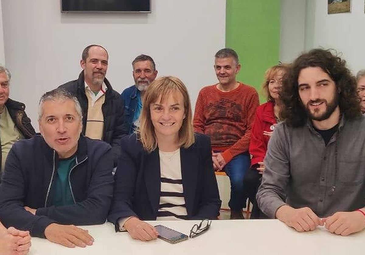 Covadonga Tomé, en el centro de la foto, durante su encierro del pasado mes de abril