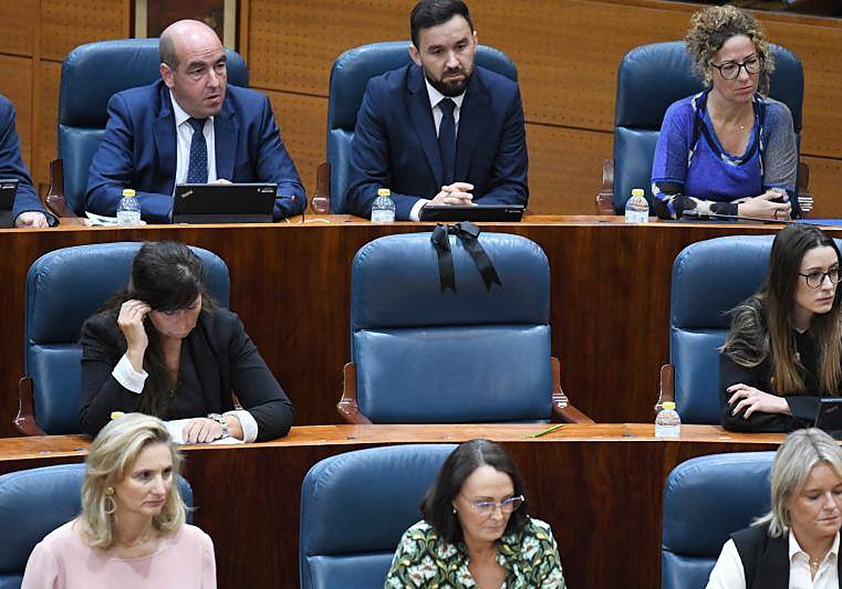 Crespón negro en el escaño vacío del diputado del PP Jorge García